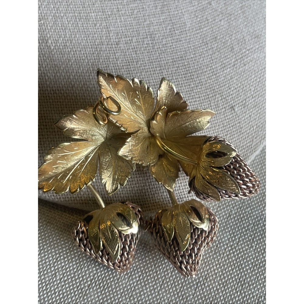 Vintage WELLS 12K Gold Filled Strawberry Brooch Pin Or Pendant Unsigned Realism